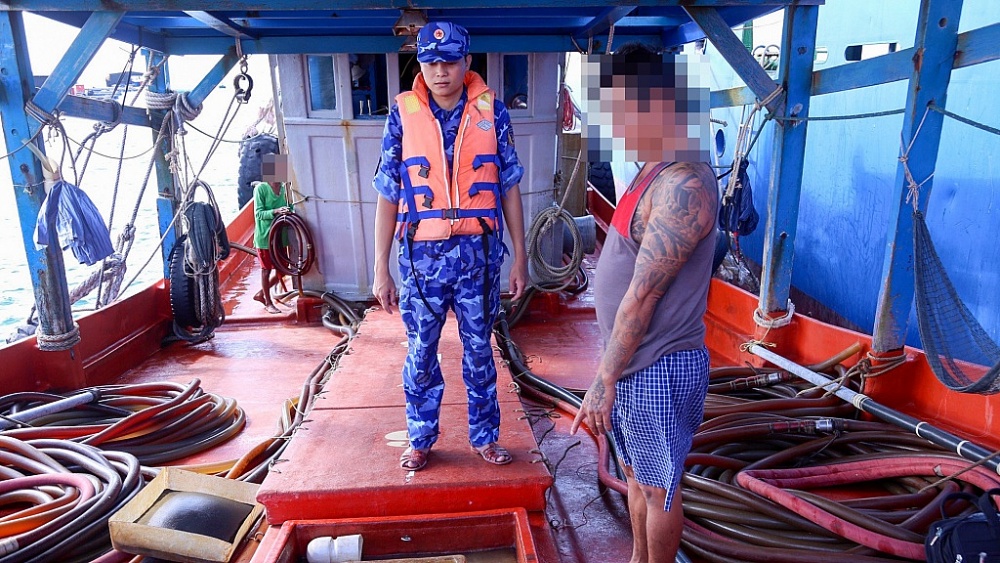 Lực lượng Cảnh sát biển kiểm tra tàu chở dầu DO vi phạm. 