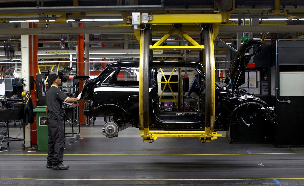 Công nhân làm việc tại nhà máy sản xuất ôtô ở Oxford (Anh). (Ảnh: AFP/TTXVN)