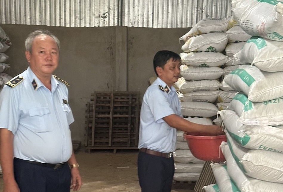 Lực lượng quản lý thị trường Kiên Giang kiểm tra, lấy mẫu phân bón tại hộ kinh doanh. 