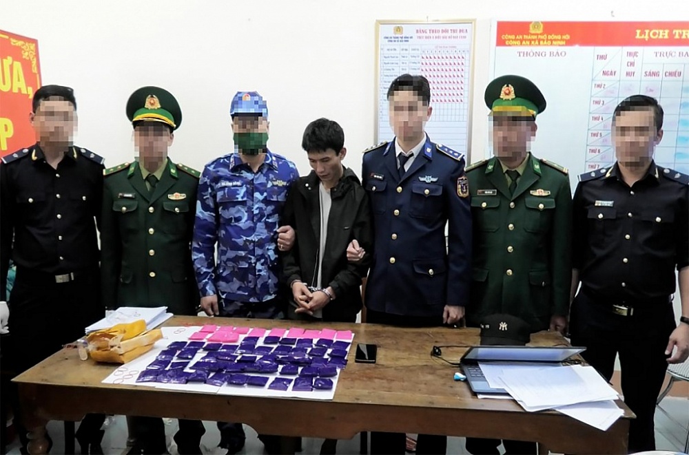 Lực lượng BĐBP - Hải quan - Cảnh sát biển bắt quả tang đối tượng Trương Văn Nguyên đang vận chuyển hơn 11.000 viên ma túy trên địa bàn tỉnh Quảng Bình.
