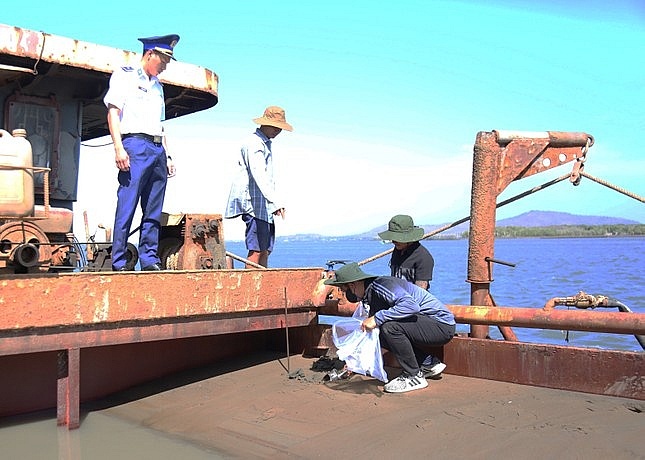Lực lượng Vùng Cảnh sát biển 3 kiểm tra số cát trên tàu NĐ-2404.