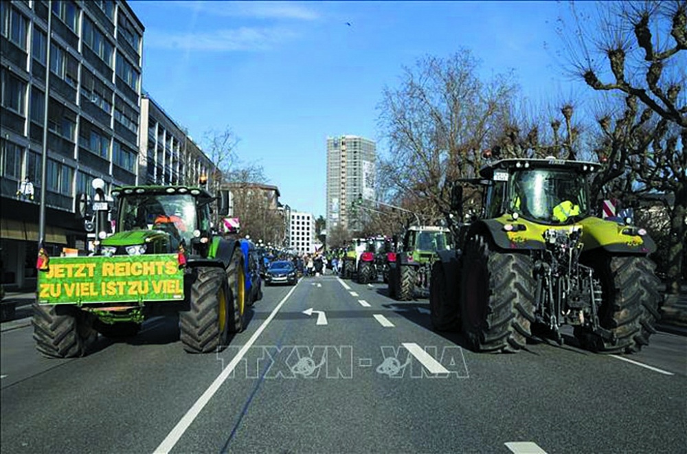 Nông dân lái máy kéo biểu tình tại Đức.