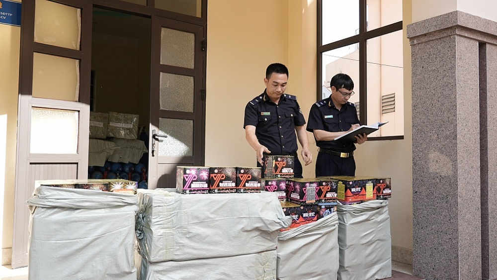 Tháng 10/2023, Đội 4 (Cục Điều tra chống buôn lậu) phối hợp với Công an TP Lạng Sơn bắt giữ 2 vụ vận chuyển gần 1 tấn pháo (tại Lạng Sơn). 	Ảnh: Hoàng Cường