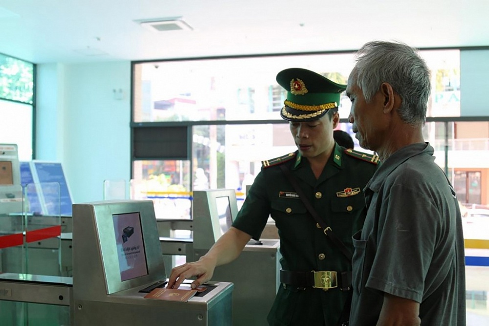 BĐBP Lào Cai triển khai kiểm soát XNC bằng mã vạch.