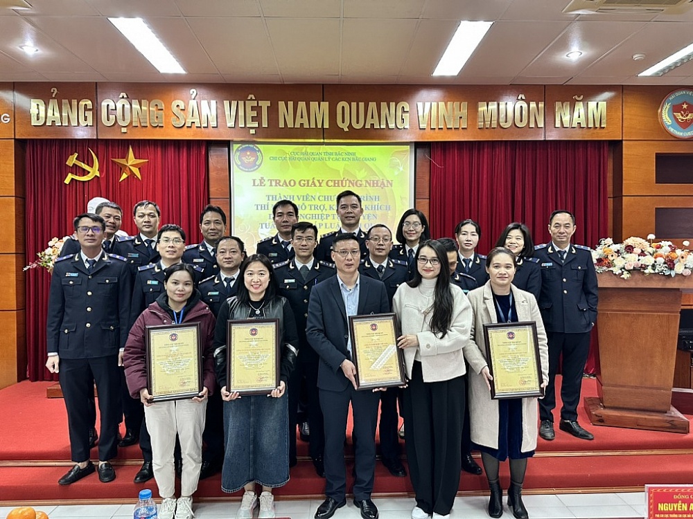 Chi cục Hải quan quản lý các khu công nghiệp Bắc Giang tổ chức giao Giaays chứng nhận thành viên cho 4 doanh nghiệp.