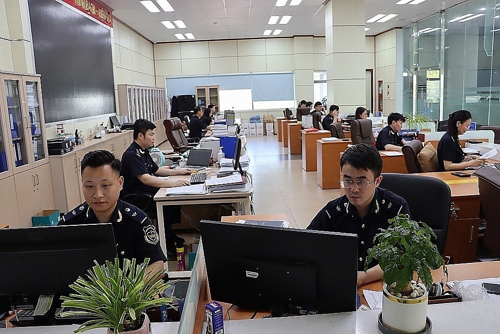 Hoạt động nghiệp vụ tại Đội Thủ tục hàng hóa XNK, Chi cục Hải quan cửa khẩu Móng Cái.