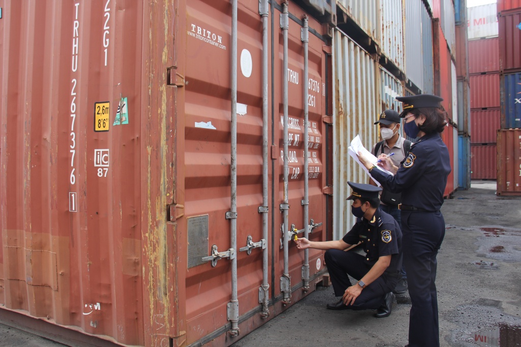 Công chức Hải quan cửa khẩu cảng Sài Gòn khu vực 4 hoạt động giám sát hàng hóa. ảnh: T.H