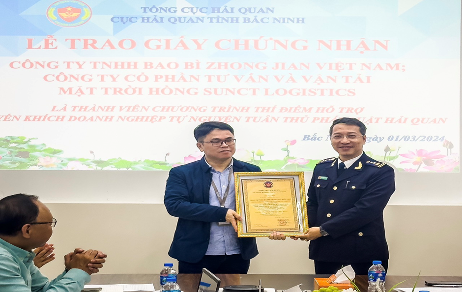 Ông Trần Nam Thanh, Chi cục trưởng Chi cục Hải quan QL các KCN Yên Phong trao Giấy chứng nhận cho đại diện Công ty TNHH Bao bì Zhong Jian Việt Nam