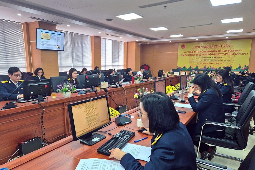 Cán bộ, công chức Cục Thuế TP Hà Nội giải đáp trực tuyến những vướng mắc của NNT trong Hội nghị hỗ trợ trực tuyến. 	Ảnh: PT