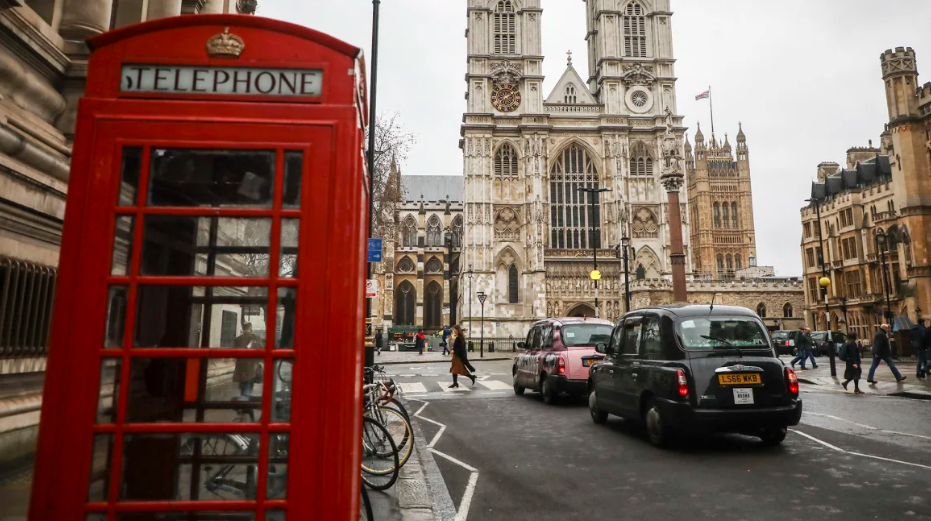 Ôtô trên đường phố London, gần Tu viện Westminster (Anh). (Nguồn: Getty Images/CNN)