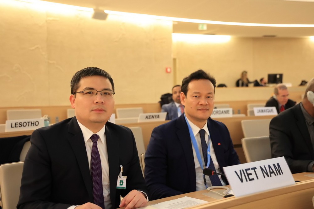 Đại sứ Mai Phan Dũng (phải), Trưởng Phái đoàn Thường trực của Việt Nam tại Liên hợp quốc phát biểu tại Phiên họp. (Ảnh : Anh Hiển/TTXVN)