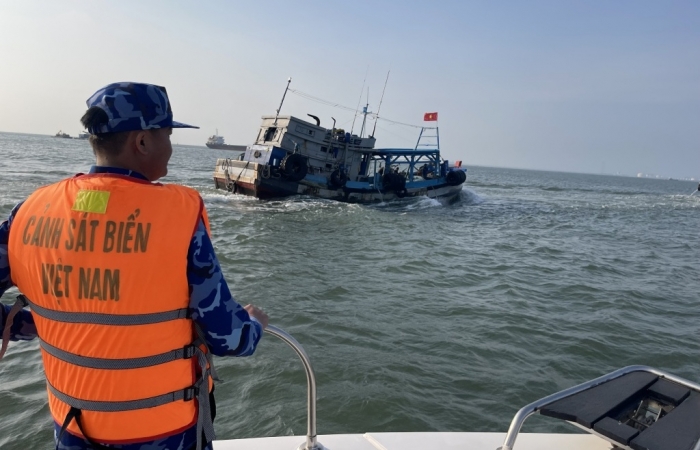 Cảnh sát biển phối hợp bắt tàu vận chuyển 50.000 lít dầu DO trái phép