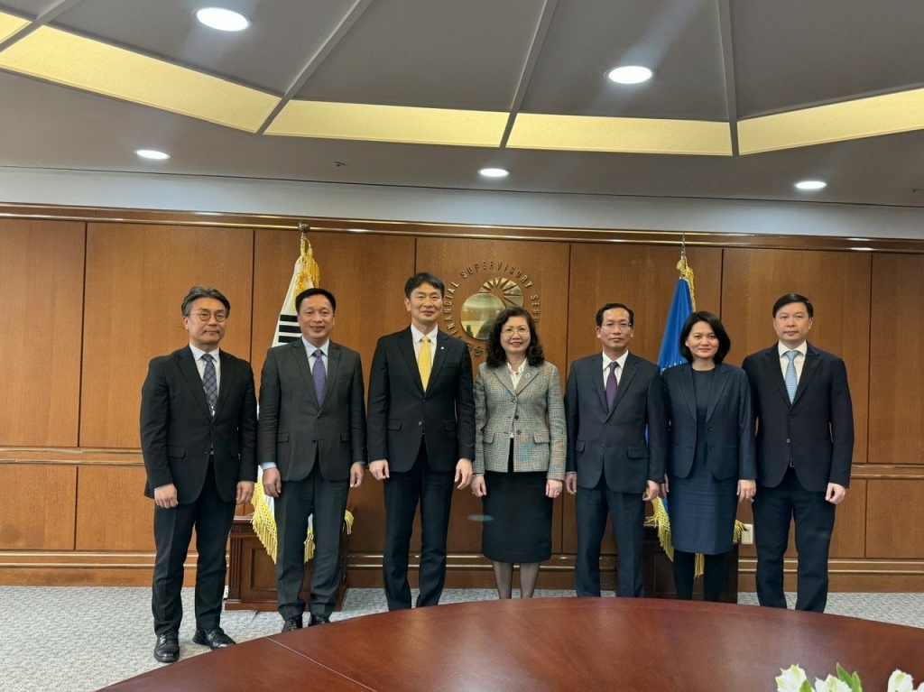 Chủ tịch UBCKNN làm việc với Thống đốc Cơ quan giám sát tài chính Hàn Quốc