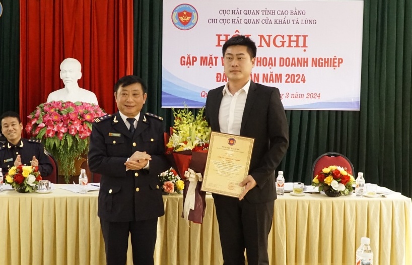 Hải quan Cao Bằng trao chứng nhận doanh nghiệp tự nguyện tuân thủ