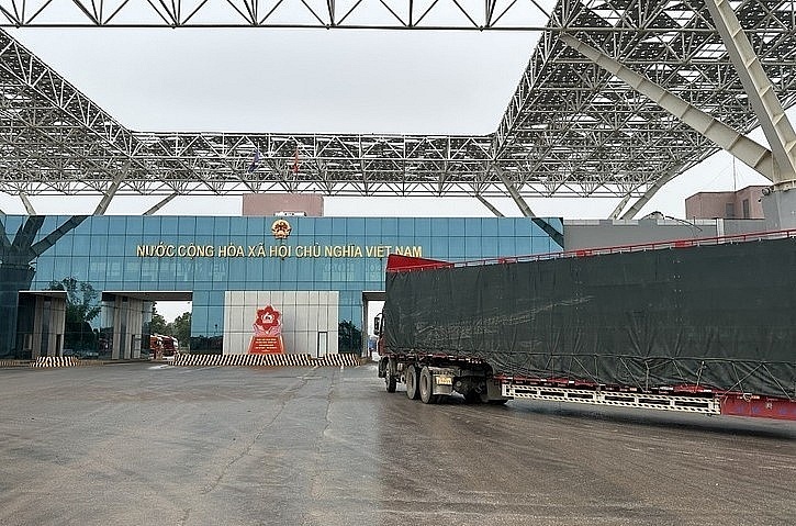 Hoạt động xuất nhập khẩu qua cầu Bắc Luân II, TP Móng Cái, Quảng Ninh đầu tháng 3/2024.  Ảnh do Chi cục Hải quan cửa khẩu Móng Cái cung cấp.