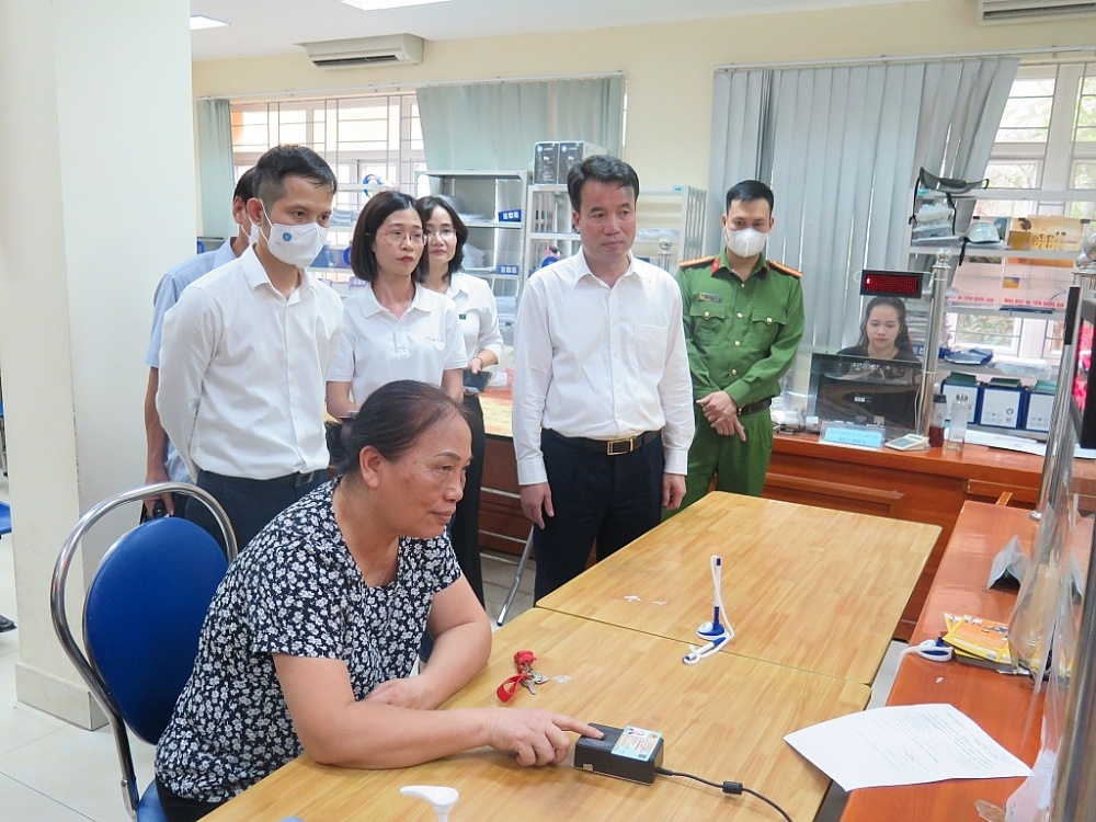 Từ ngày 11/11/2022, BHXH Việt Nam đã triển khai thí điểm việc tiếp nhận hồ sơ đề nghị hưởng chế độ BHXH tích hợp xác thực sinh trắc vân tay tại bộ phận Một cửa của BHXH quận Đống Đa (Hà Nội).