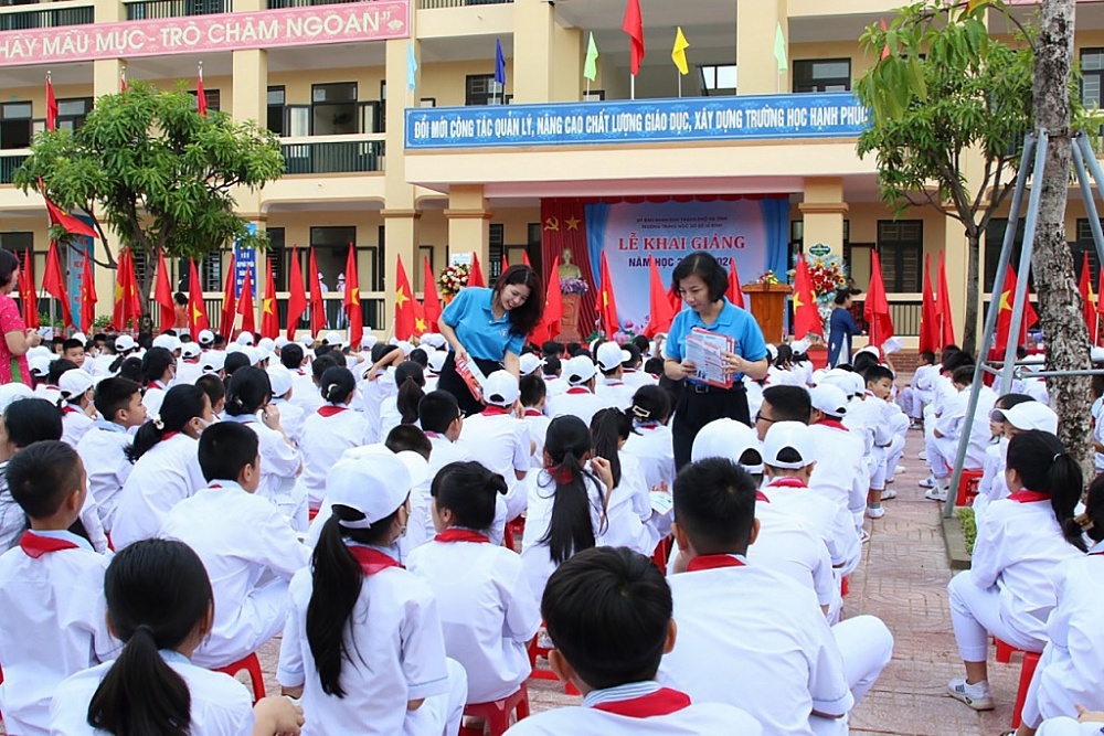 BHXH Hà Tĩnh ra quân tuyên truyền BHYT học sinh tại các trường học. 	Ảnh: BHXH VN