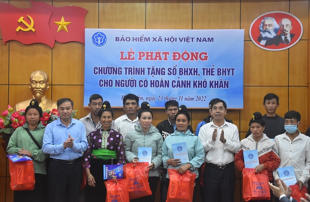 Trao tặng sổ BHXH, thẻ BHYT cho người dân có hoàn cảnh khó khăn tại tỉnh Điện Biên. 	Ảnh: BHXH tỉnh Điện Biên