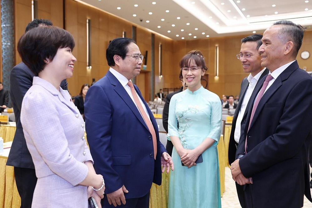 Thủ tướng Chính phủ Phạm Minh Chính trao đổi cùng các đại biểu. Ảnh VGP
