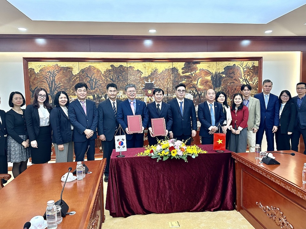 Viện Phát triển bảo hiểm Việt Nam (VIDI) và Viện Phát triển bảo hiểm Hàn Quốc (KIDI) ký kết biên bản hợp tác. Ảnh: HD
