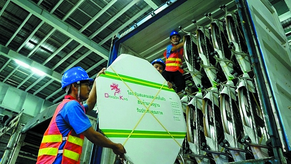 Công nhân Công ty Qui Phúc đóng gói sản phẩm vào container để xuất khẩu. 	Ảnh: ST