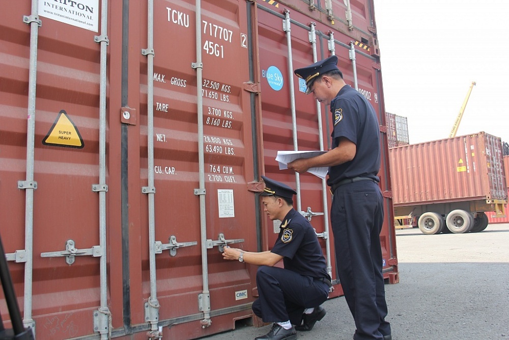 Giám sát hàng hóa XNK tại cảng Đồng Nai. 	Ảnh: N.H