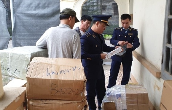 Lạng Sơn: Thu giữ hàng nghìn chiếc cốc, khẩu trang, găng tay… vận chuyển trái phép