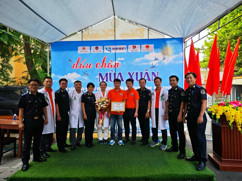 Đoàn Thanh niên Hải quan An Giang hỗ trợ đoàn bác sĩ Hà Nội khám bệnh cho 500 người dân xã biên giới