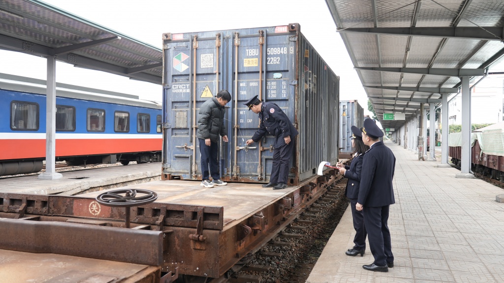 Lào Cai: Xem xét thúc đẩy hoạt động xuất nhập khẩu qua đường sắt