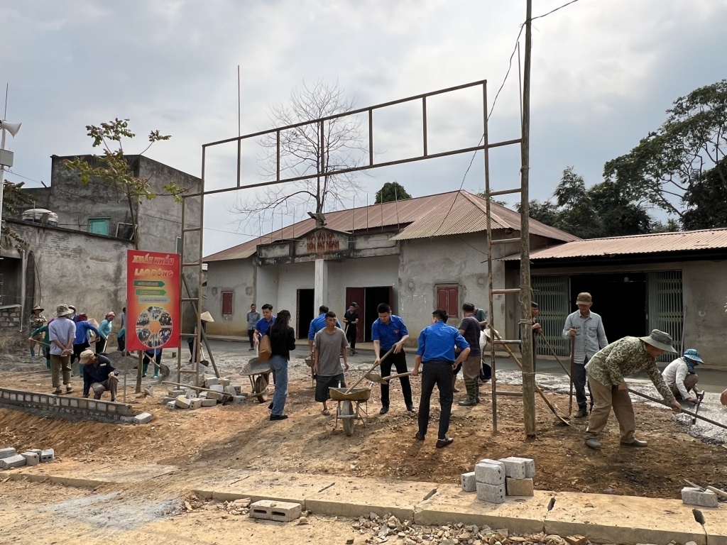 Thanh niên Hải quan Lào Cai góp sức xây dựng sân chơi cho trẻ em vùng cao