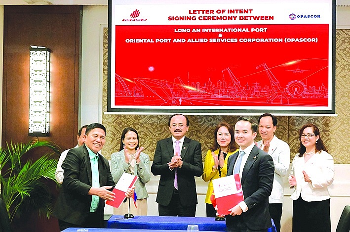 Đại diện cảng quốc tế Long An và Opascor (Philippines) ký kết Ý định thư.