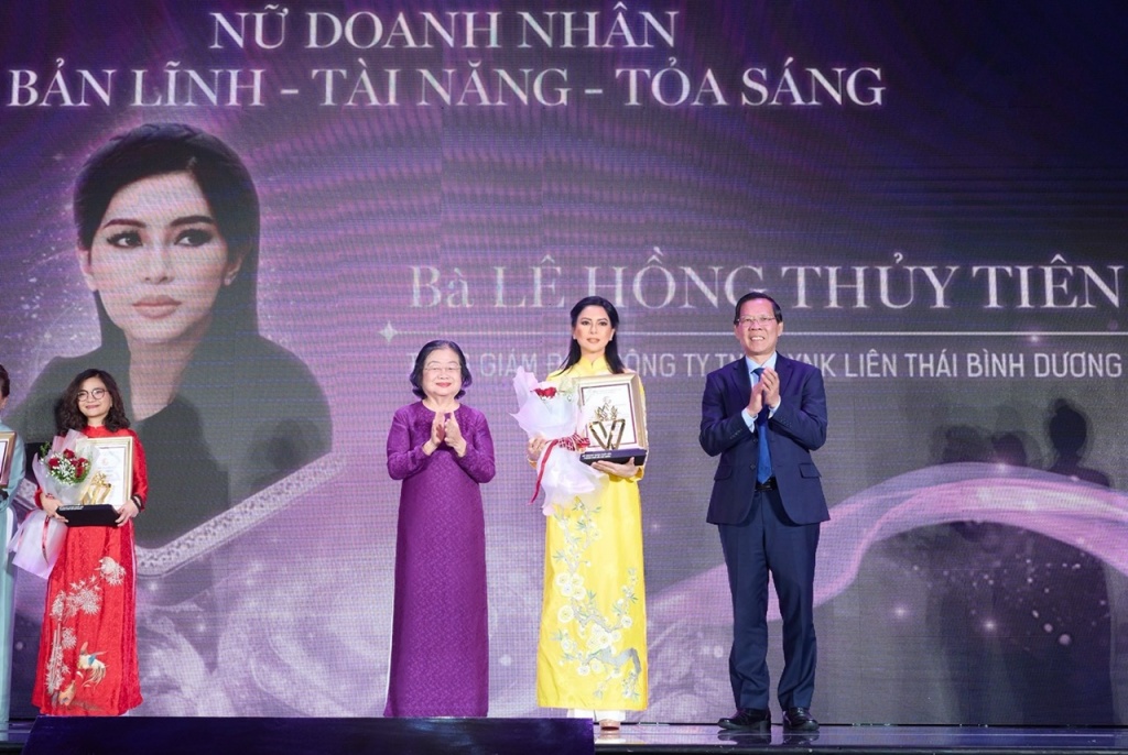 Bà Lê Hồng Thủy Tiên nhận giải thưởng 