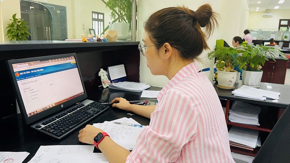 Giao dịch viên thực hiện thao tác trên cổng dịch vụ công trực tuyến của KBNN.  	Ảnh minh họa: KBNN Ninh Thuận