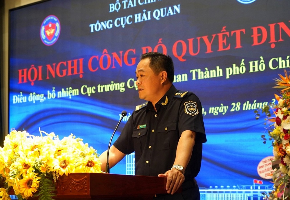 Tân Cục trưởng Cục Hải quan TPHCM Nguyễn Hoàng Tuấn phát biểu nhận nhiệm vụ.