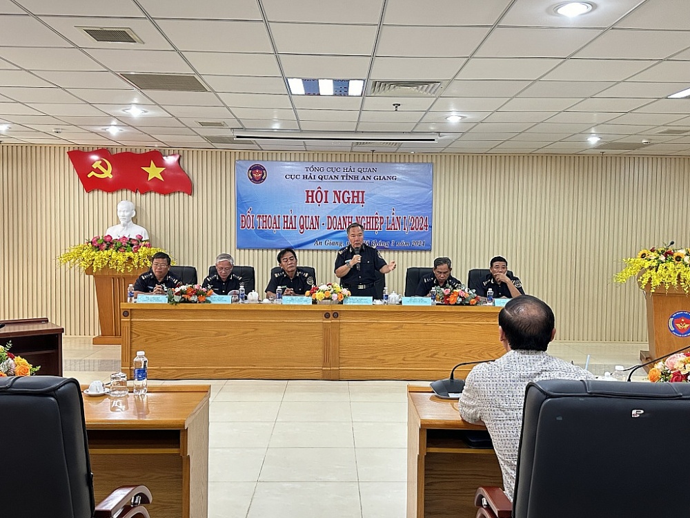 Lãnh đạo Cục Hải quan An Giang giải đáp vướng mắc cho doanh nghiệp. Ảnh Nguyễn Vân