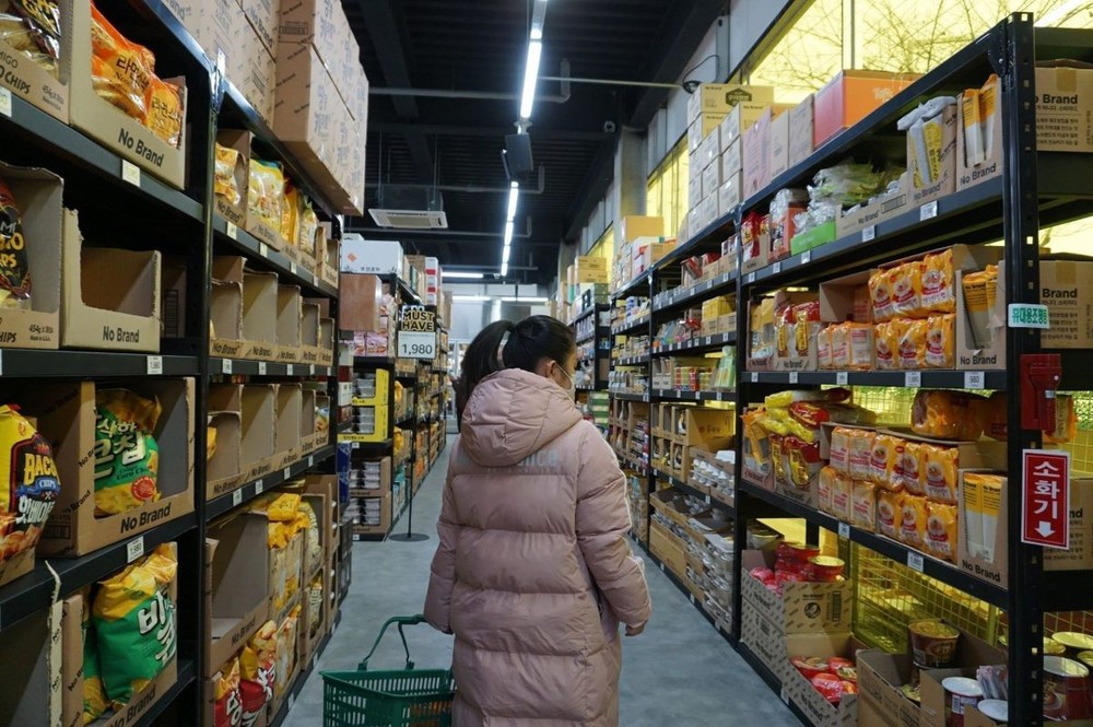 Người dân đi mua sắm tại một siêu thị ở Hàn Quốc. (Nguồn: