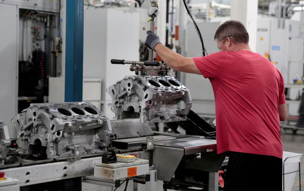 Một công nhân lắp ráp làm việc tại nhà máy GM Romulus Powertrain ở Romulus, Michigan, Mỹ. (Ảnh: Reuters)