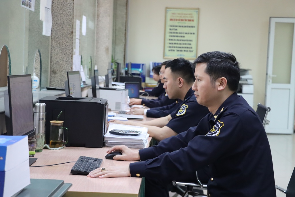 Hoạt động nghiệp vụ của công chức Chi cục HQCK cảng Nghi Sơn. Ảnh: Ngọc Linh
