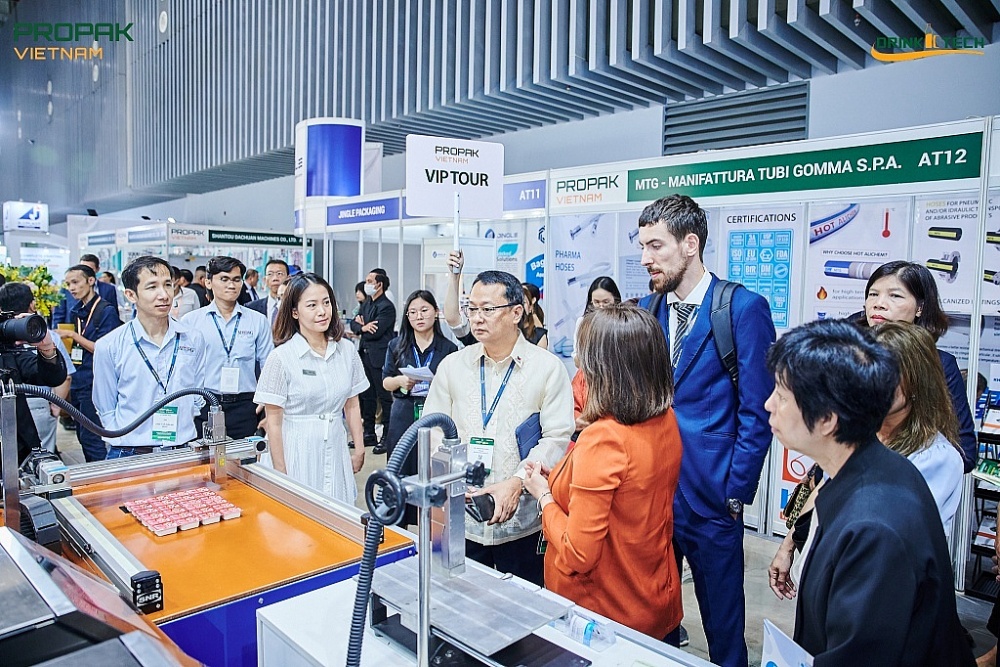 Khách tham quan gian hàng triển lãm về công nghệ xử lý, chế biến và đóng gói bao bì tại Việt Nam – ProPak Vietnam 2024. Ảnh: CTV