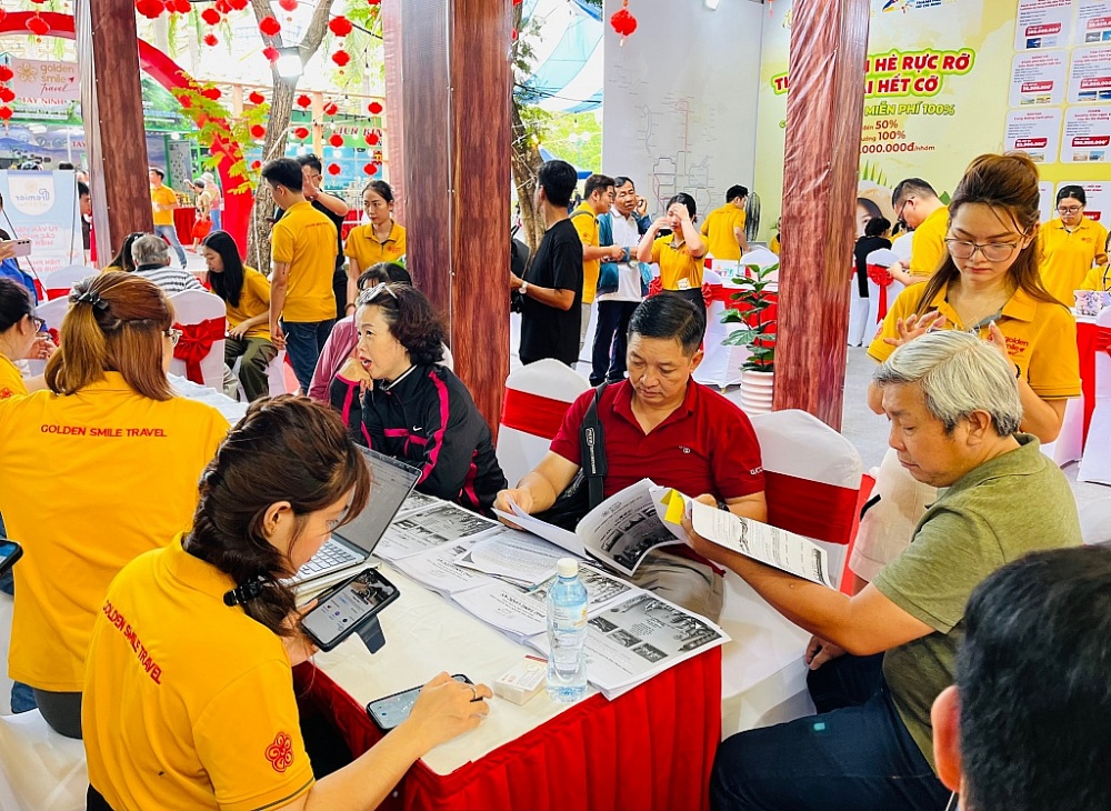 khách đến tìm hiểu tour du lịch trong nước và nước ngoài tại một gian hàng trong Ngày hội Du lịch TPHCM. Ảnh: T.D