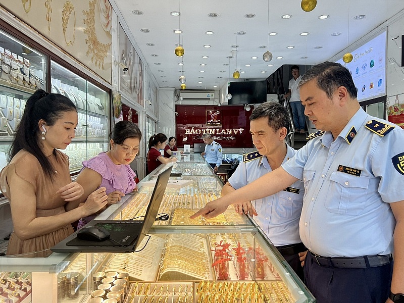 Kiểm tra đột xuất 3 điểm kinh doanh vàng, bạc tại Hà Nội