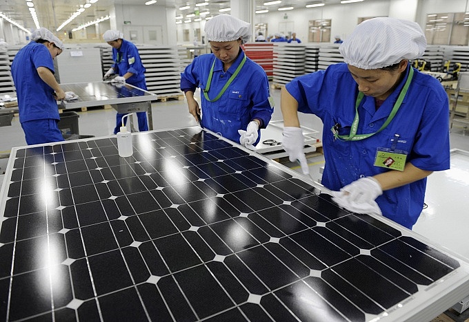 Nhân viên kiểm tra các tấm pin mặt trời tại nhà máy ở Hàng Châu, tỉnh Chiết Giang, Trung Quốc.