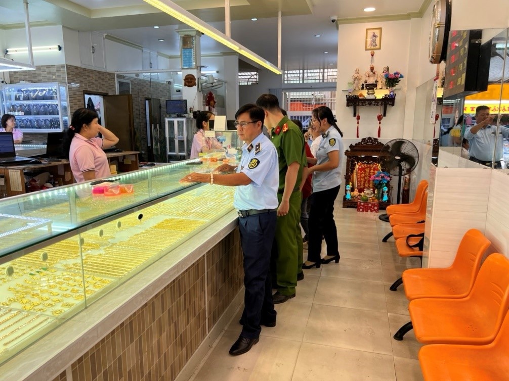 lực lượng QLTT phối hợp kiểm tra cửa hàng kinh doanh vàng trên địa bàn thành phố Châu Đốc