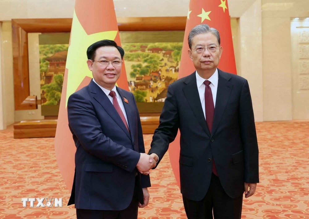 Chủ tịch Quốc hội Vương Đình Huệ và Ủy viên trưởng Ủy ban Thường vụ Nhân đại toàn quốc Trung Quốc Triệu Lạc Tế. (Ảnh: Nhan Sáng/TTXVN)