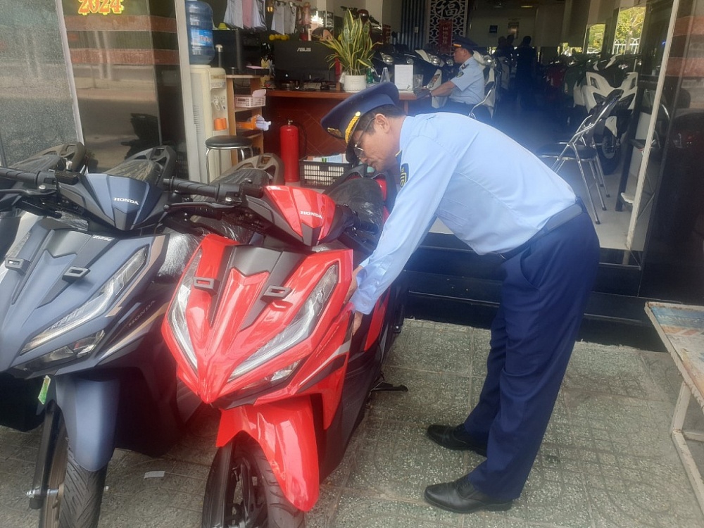 Lực lượng QLTT Tiền Giang kiểm tra một cửa hàng kinh doanh xe máy trên địa bàn. 