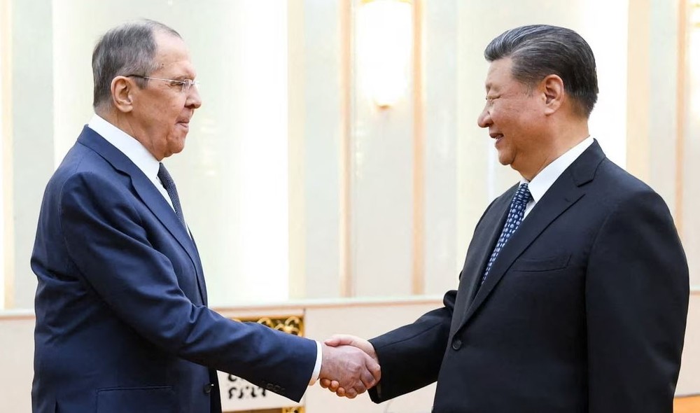 Ngoại trưởng Nga Sergei Lavrov (trái) đã có cuộc gặp với Chủ tịch Trung Quốc Tập Cận Bình ngày 9/4. (Nguồn: Reuters)