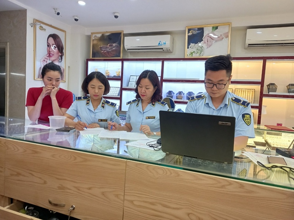 Kiểm soát viên Đội QLTT số 1 kiểm tra Cửa hàng vàng, bạc Lê Cương.