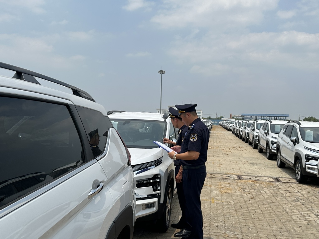 Công chức Hải quan cửa khẩu cảng Hiệp Phước kiểm tra xe ô tô nhập khẩu ngày 10/4/2024. Ảnh: T.H