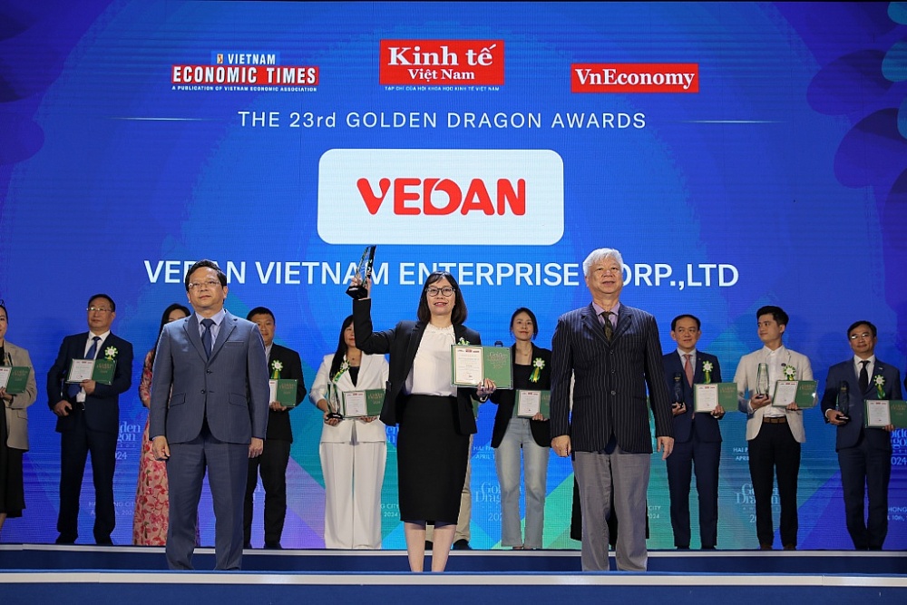 Bà Hà Thị Hòa Bình (Phó Giám đốc) - Đại diện Vedan Việt Nam  nhận giải thưởng Rồng Vàng