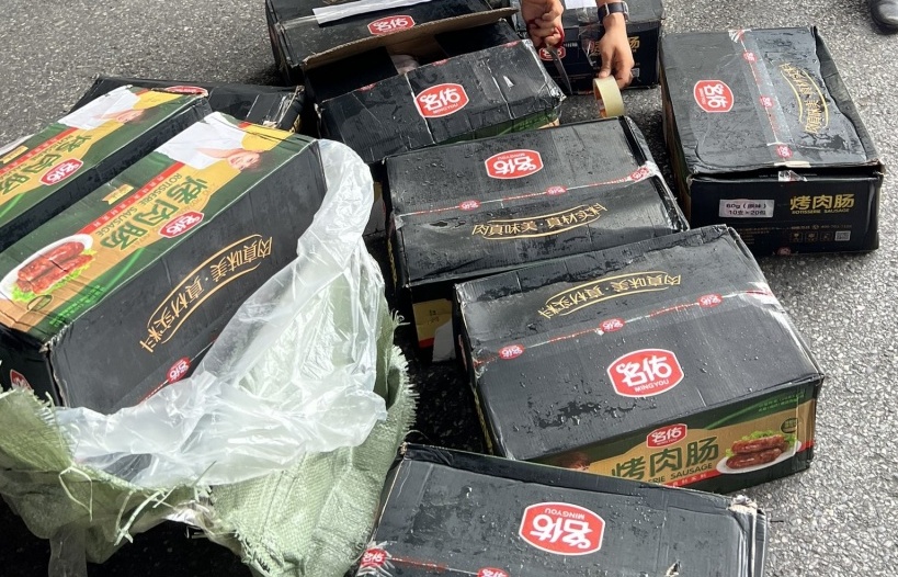 Hà Nội: Thu giữ 2.000 cái xúc xích có dấu hiệu nhập lậu
